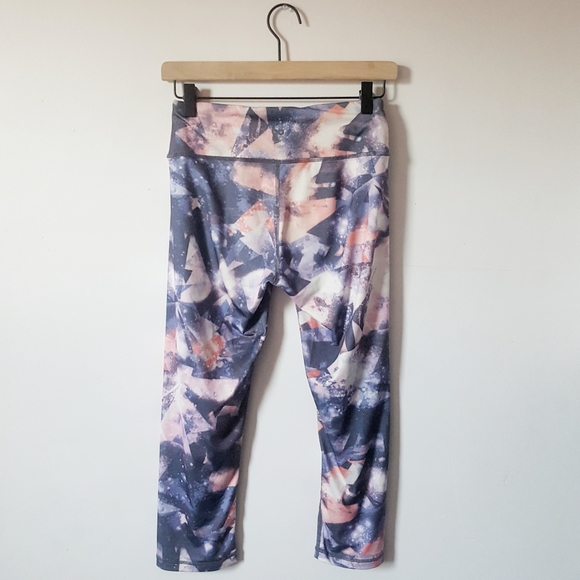 Cropped Performance Leggings - Picture 2 of 5